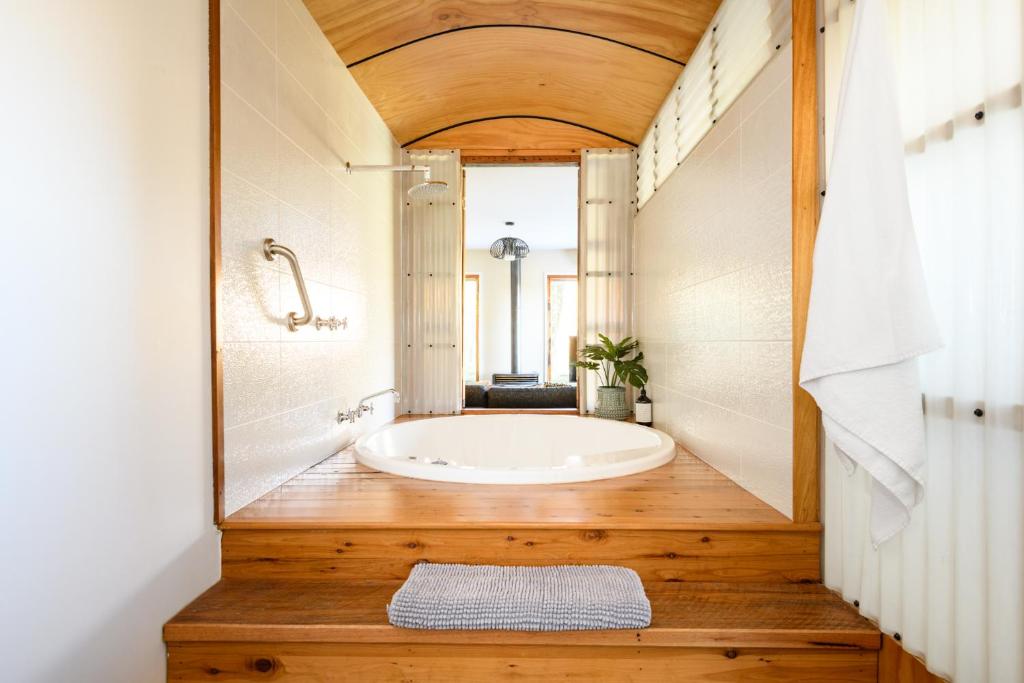 戴尔斯福特Azidene House & Spa Apartment的客房内的浴室设有大浴缸