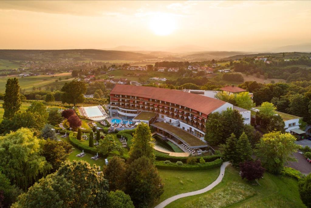 巴德瓦尔特斯多夫德斯特勒霍夫Spa酒店的享有与度假村的建筑的空中景致