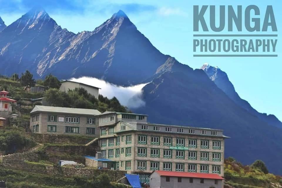 NamcheHotel hillten的享有背景山景的建筑景致