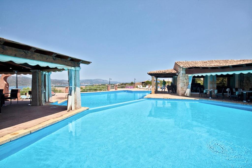 罗通多港ISA-Residence with swimming-pool in Porto Rotondo at only 500 m from the beach的度假村别墅内的游泳池