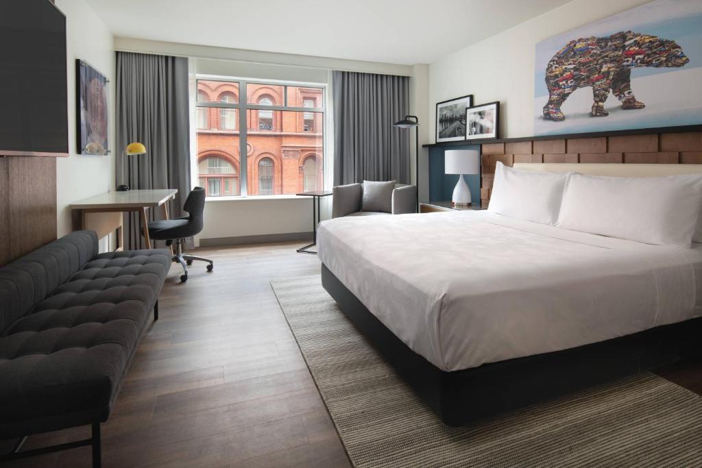 波特兰The Bidwell Marriott Portland的配有一张床和一张书桌的酒店客房