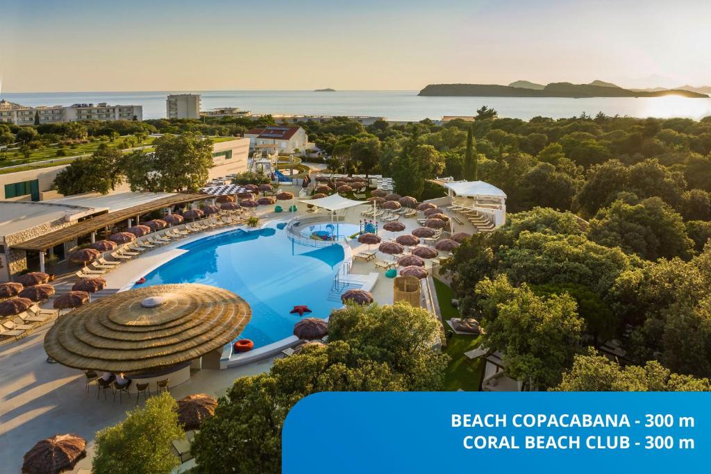 杜布罗夫尼克Valamar Tirena Hotel的享有带游泳池的度假村的空中景致