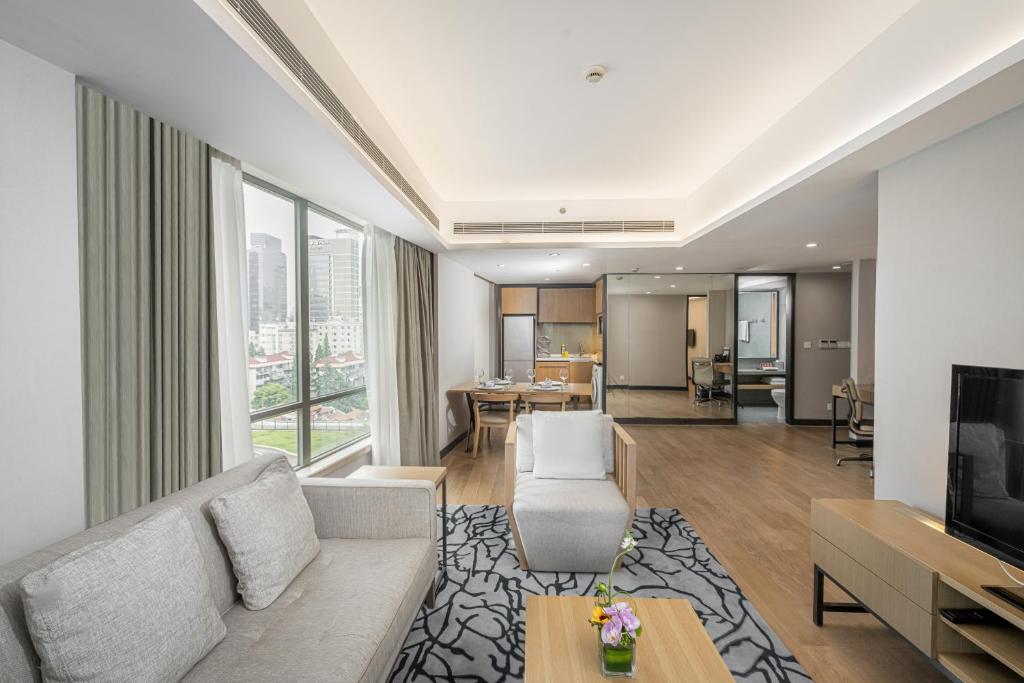 上海长河国际公寓新天地的带沙发和电视的客厅