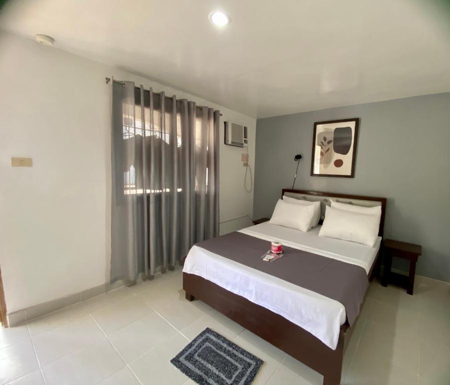 波尔多·格尼拉马里昂鲁斯酒店的一间卧室设有一张大床和一个窗户。