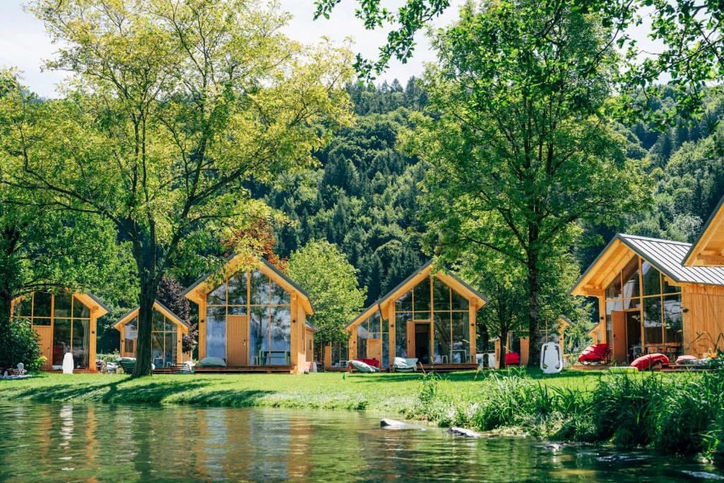 德布里阿赫Eco Lodges Millstätter See的一组小木屋,位于河边