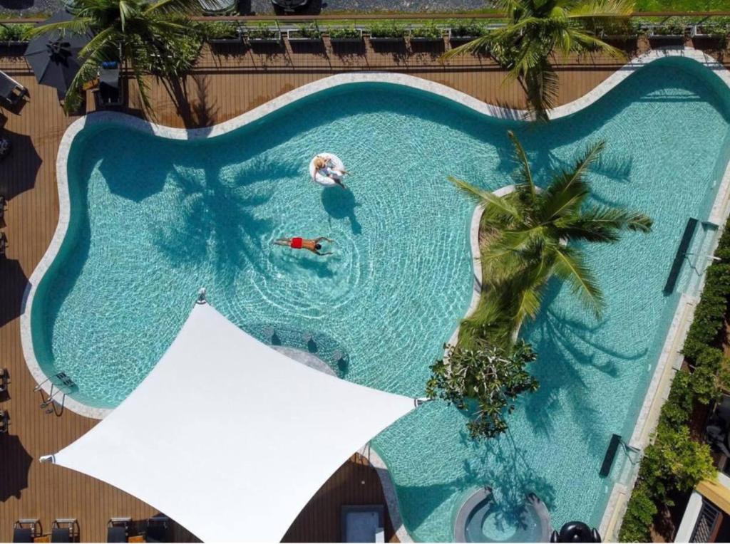 芭东海滩SKYVIEW Resort Phuket Patong Beach的游泳池的顶部景色,里面的人