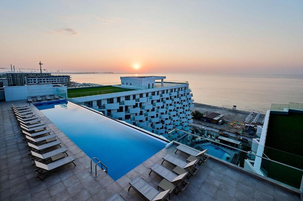 马马亚Infinity Breezes Apartment Beach Resort - parking的酒店游泳池享有海景