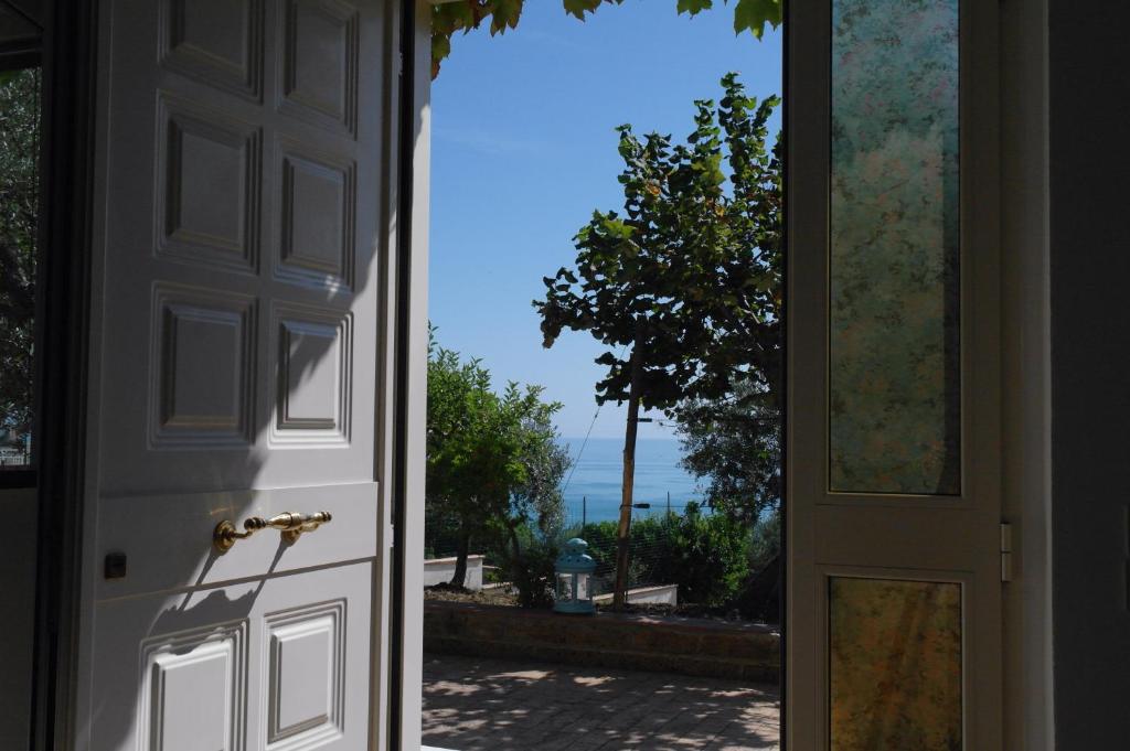 瓦斯托Villa Rosaria的享有庭院景致的开放式门