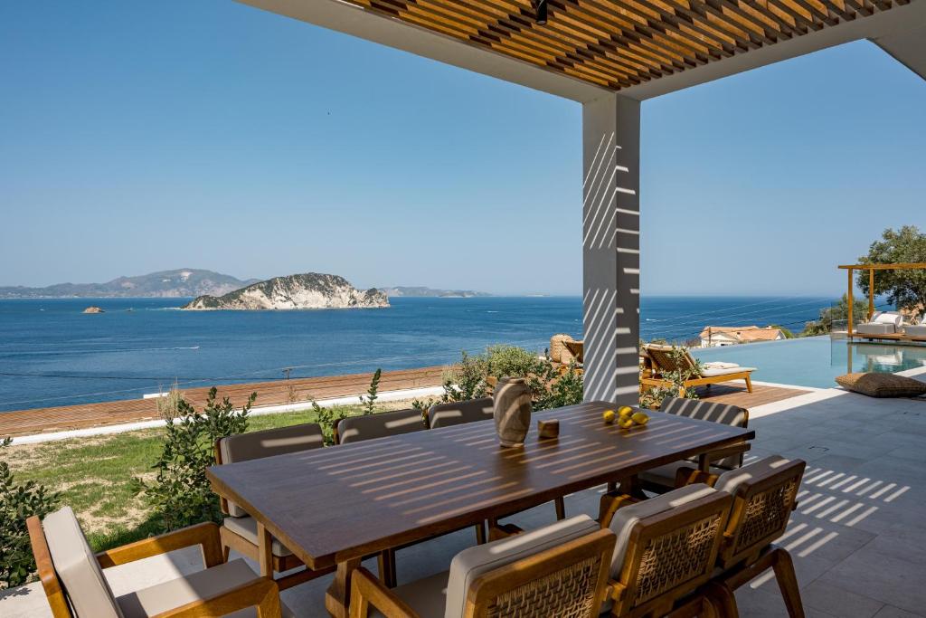 马蒂亚斯Thesan Villas的海景露台配有桌椅