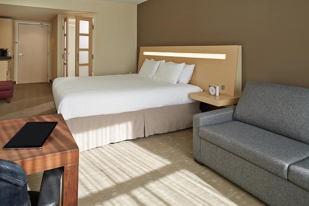 多瓦尔蒙特利尔机场诺富特酒店的酒店客房,配有床和沙发