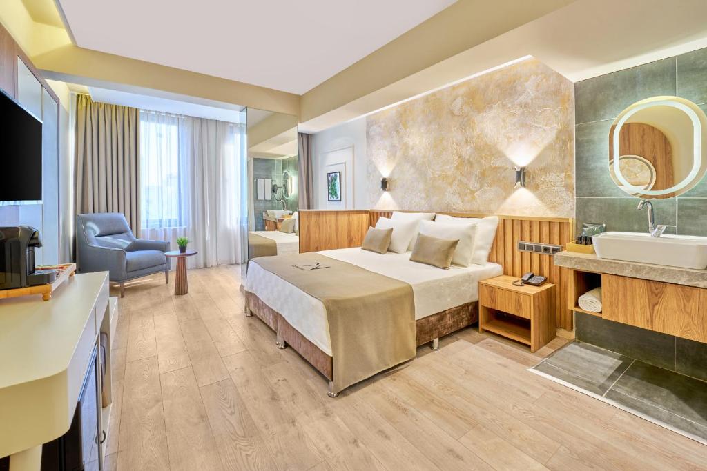 安塔利亚Der Inn Hotel Lara的酒店客房设有床和水槽