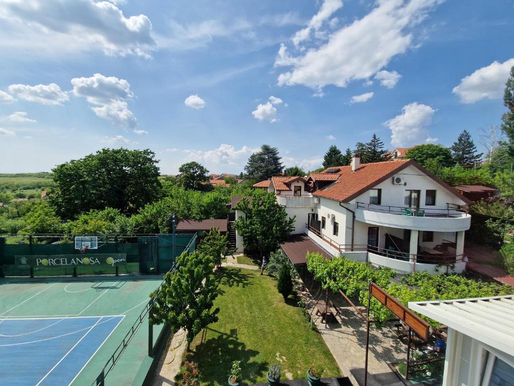 贝尔格莱德Rooms Green Set的享有带网球场的房屋的空中景致