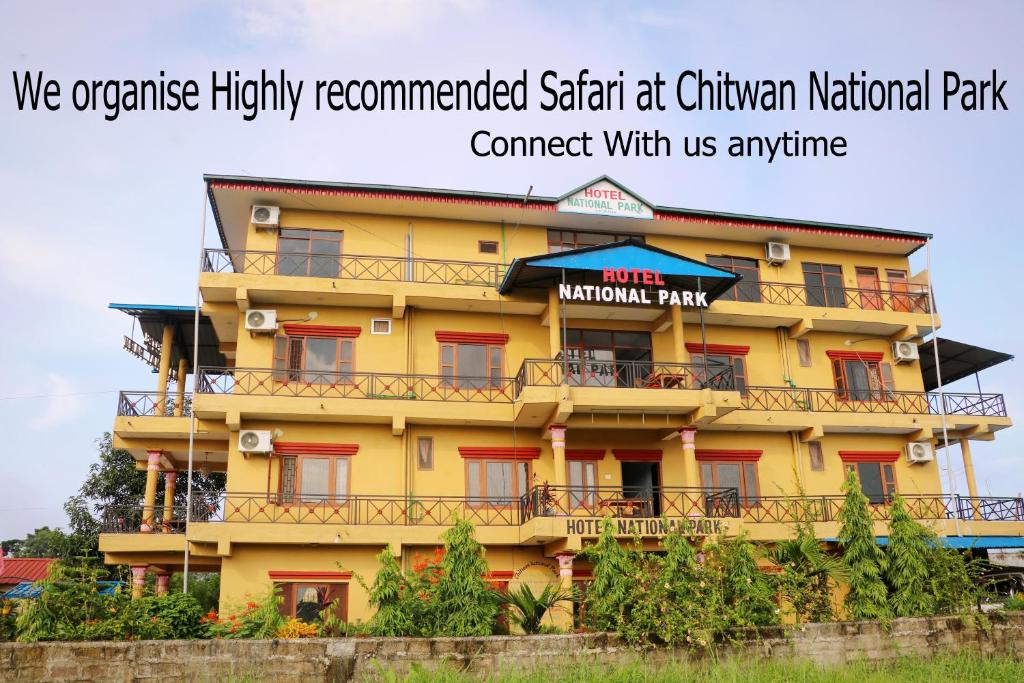 奇旺Hotel National Park- A Peaceful Family Home in Sauraha的黄色的建筑,红色的窗户