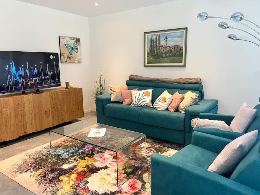 梅拉诺LabPark Luxury Apartment的客厅配有2张蓝色沙发和1张咖啡桌