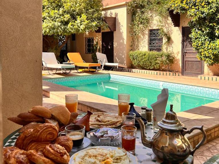 马拉喀什Riad Rime Garden Marrakech的一张桌子,旁边是一张早餐盘