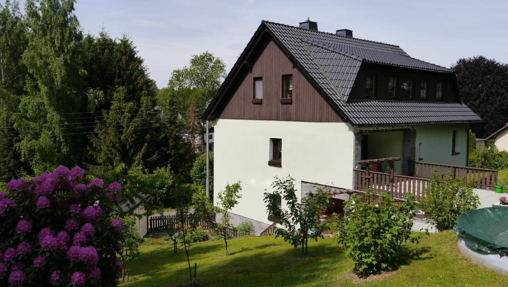 施托尔贝格Rosental的黑色屋顶的大型白色房屋