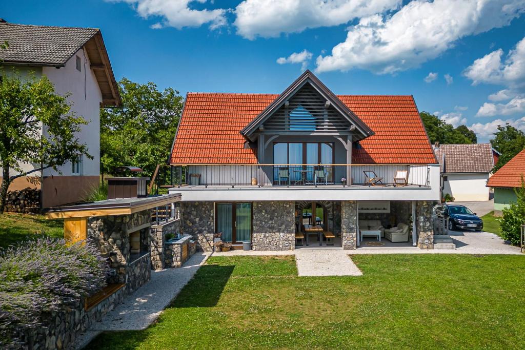 SemičVineyard Cottage Lan On The Hill - Happy Rentals的一座带橙色屋顶的房屋