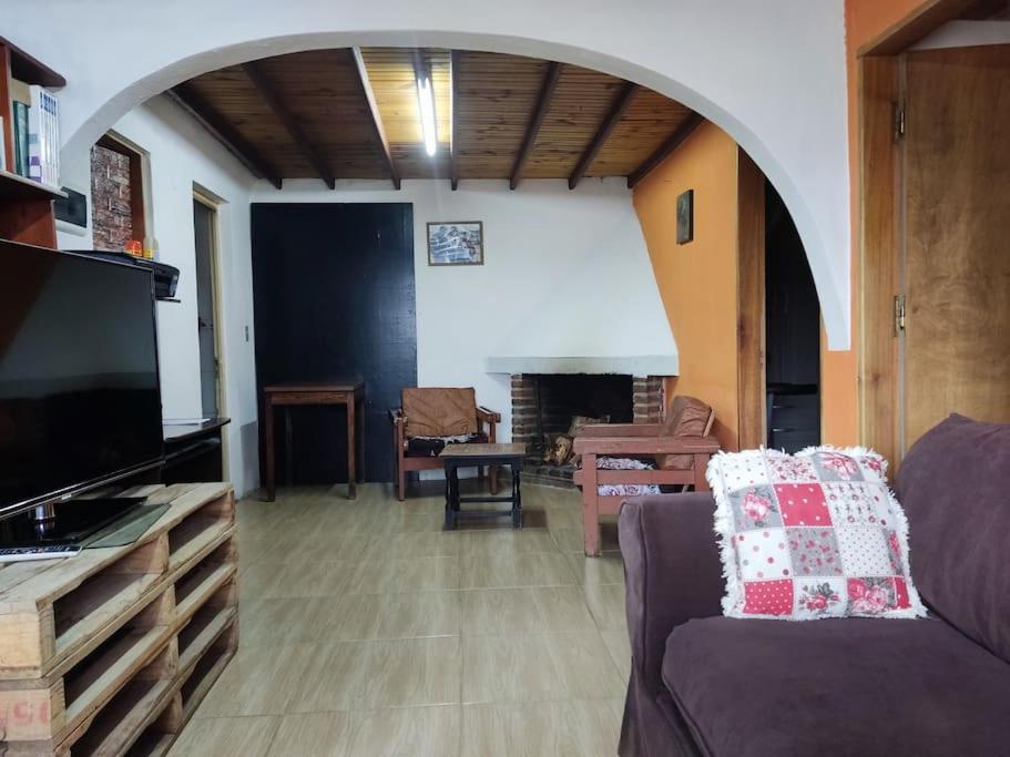 梅洛Casa, para máximo 6 personas的带沙发和壁炉的客厅