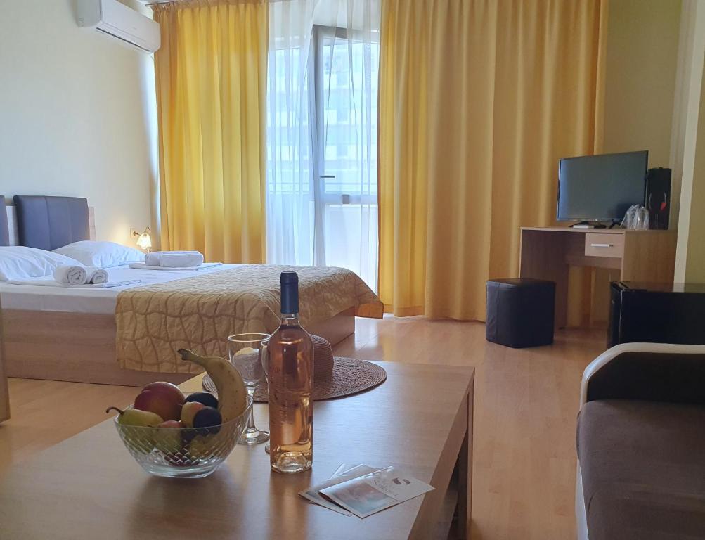 瓦尔纳索伯纳酒店的一间房间,配有一张床和一张桌子,还有一碗水果