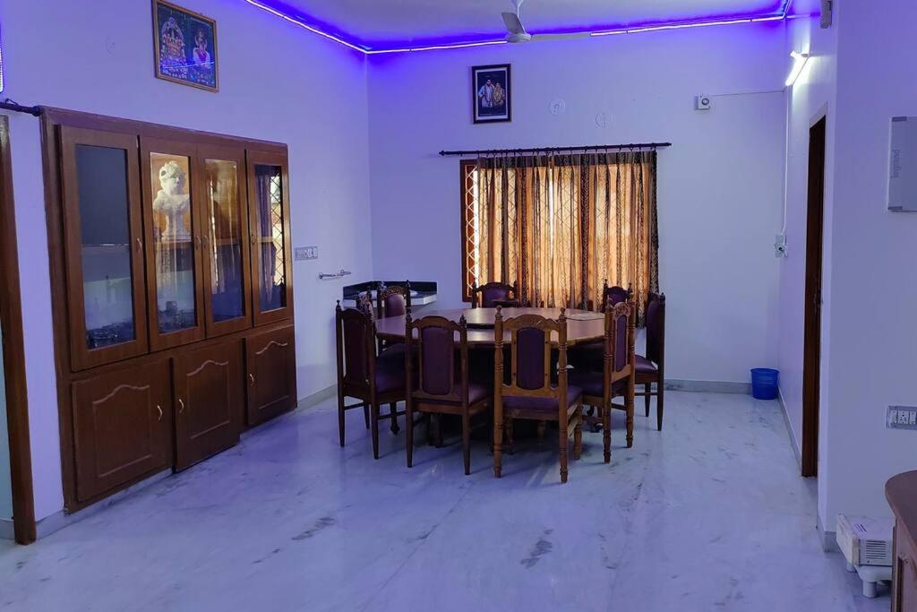 蓬蒂切里Ohm Shanthi Homestay的一间带桌椅的用餐室
