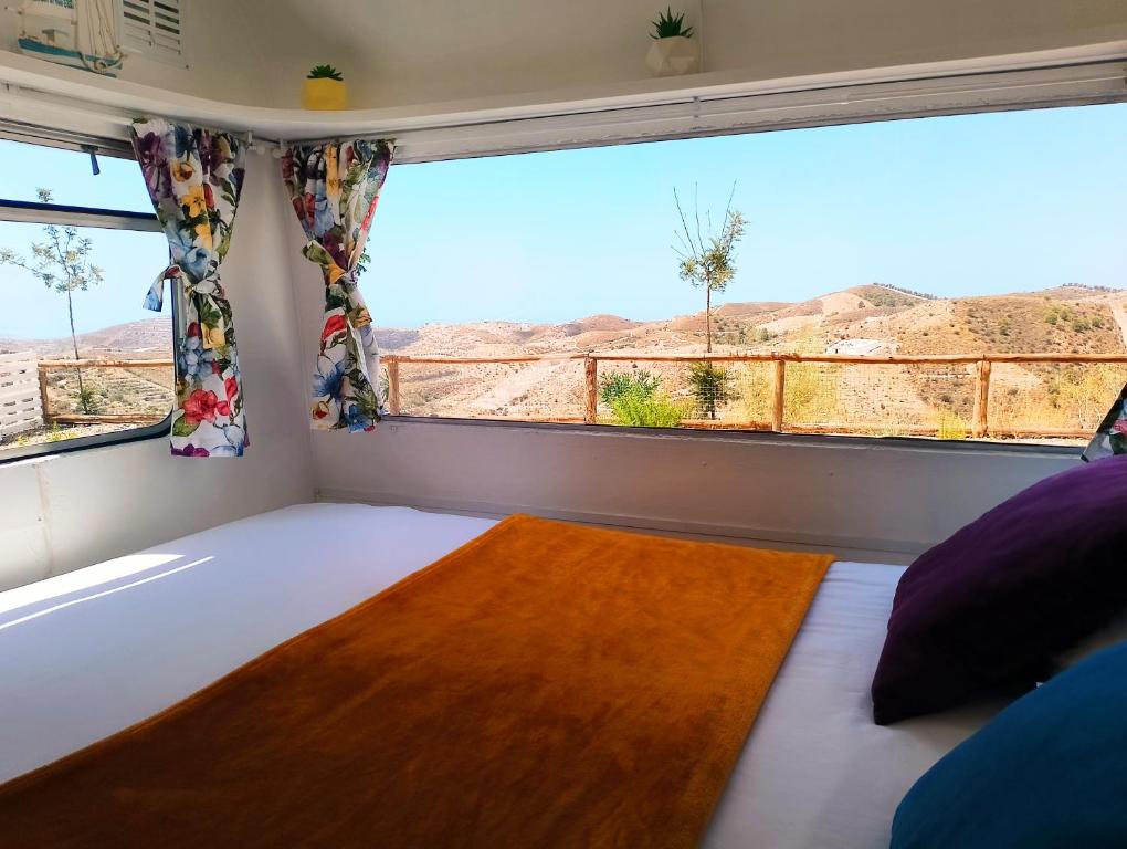 Los TablonesTropical Dreams Motril的一张位于带大窗户的房间内的床铺