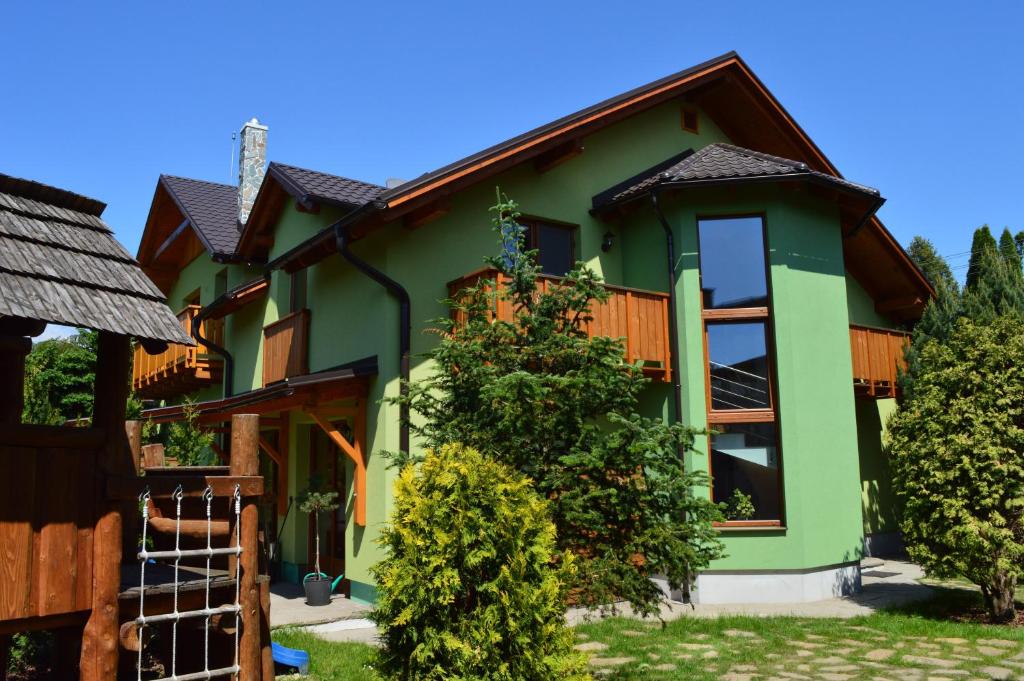 利普托斯基米库拉斯Ubytovanie Pri zvonici的棕色屋顶的绿色房子