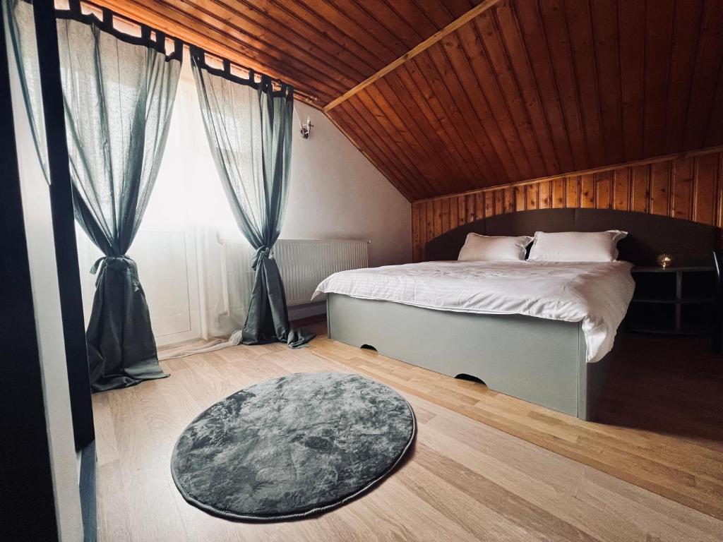 皮特什蒂Hypnotic Villa Pitesti的一间卧室设有一张床和一个大窗户