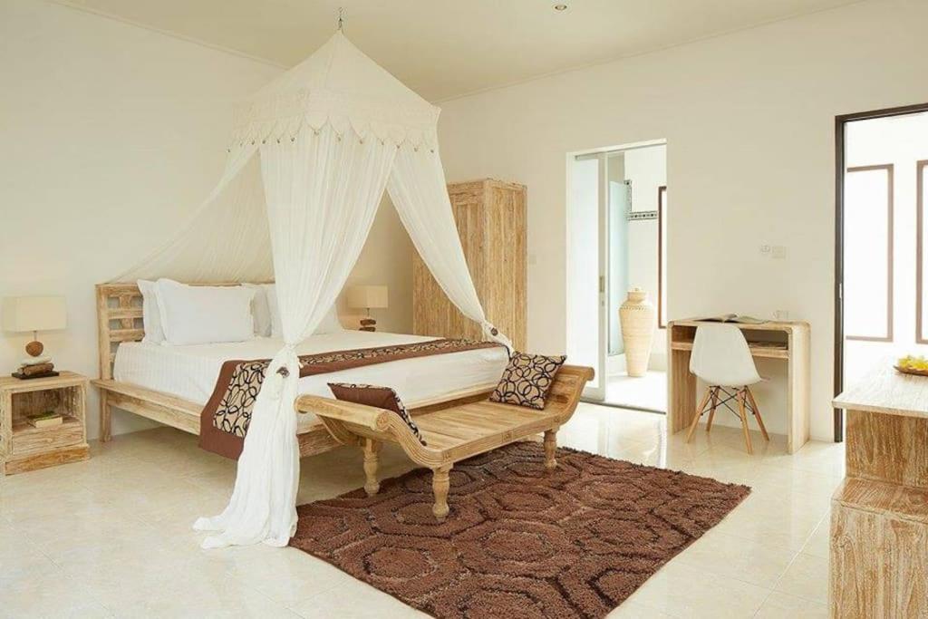 塞米亚克Yoga Villa的一间卧室配有一张带天蓬的大床