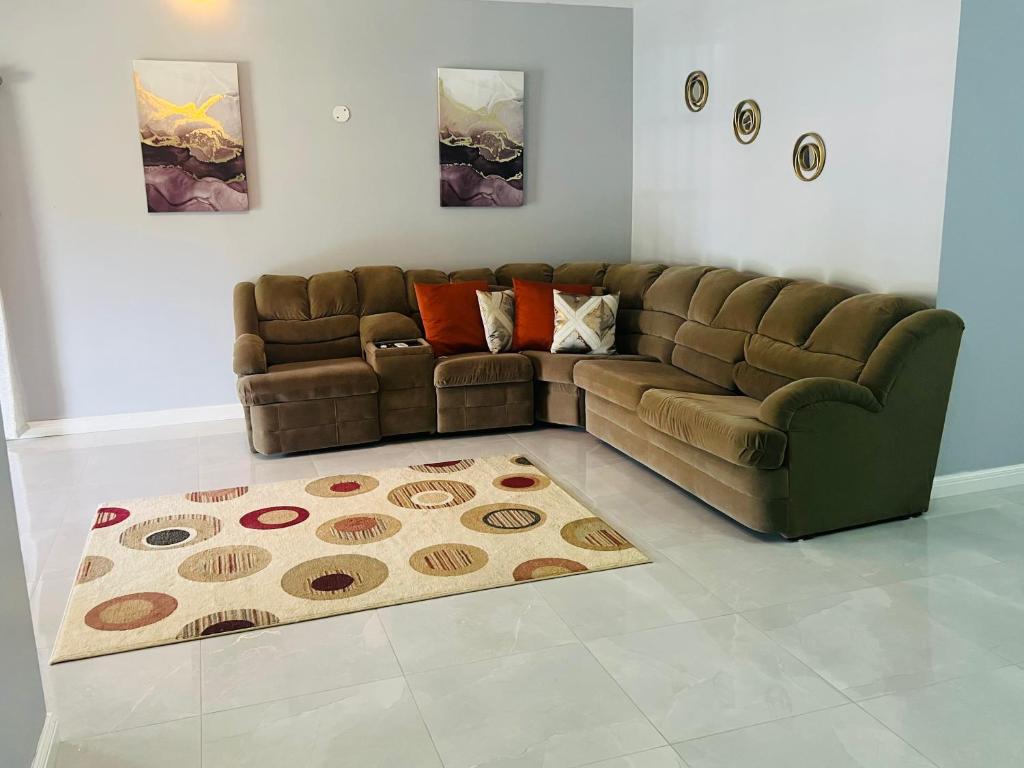 金斯敦Large Contemporary Two Bedroom的客厅配有棕色沙发和地毯。