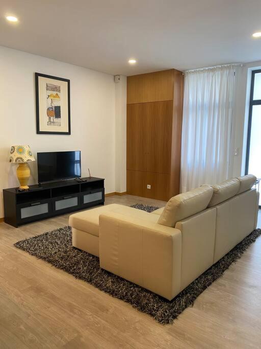 布拉加Apartamento em braga的客厅配有白色沙发和电视