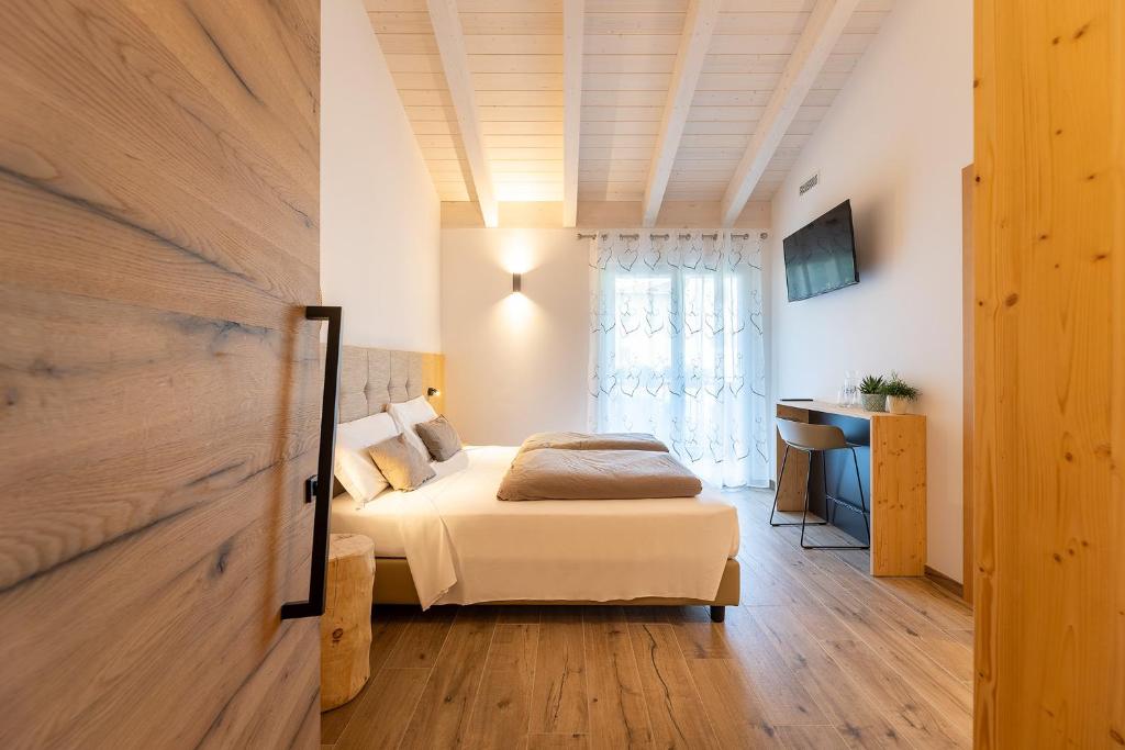 斯波尔马焦雷Hotel Alt Spaur的一间卧室配有一张床和一张书桌