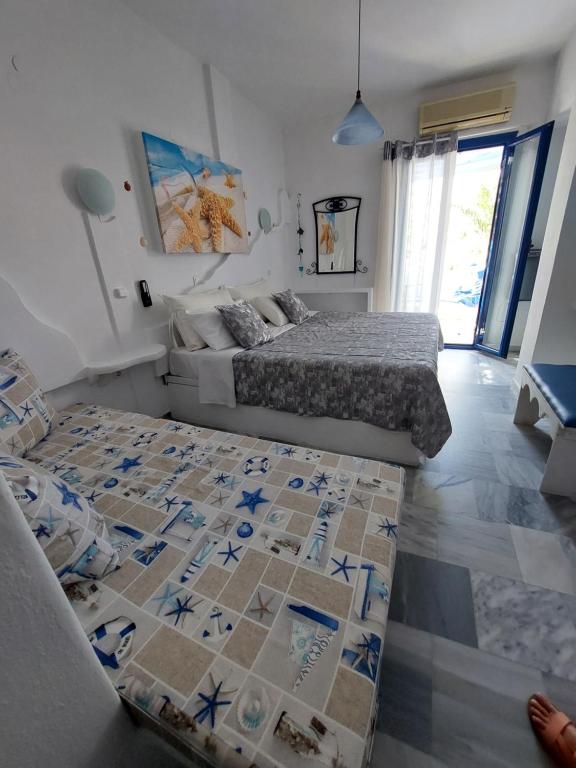 纳克索乔拉Doron Hotel Delfini的卧室配有两张床,地面上设有地图。