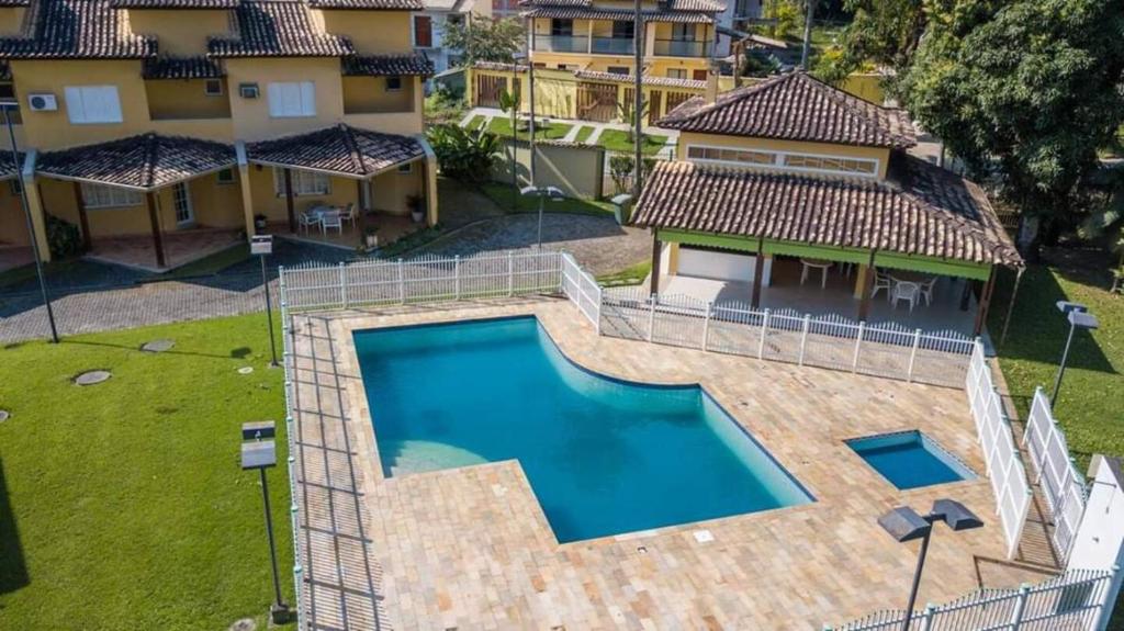 帕拉蒂Casa em Paraty - RJ Cond. Fechado的享有带游泳池的房屋的空中景致