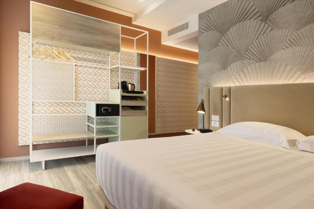 罗马Adesso Hotel的卧室配有白色大床和架子