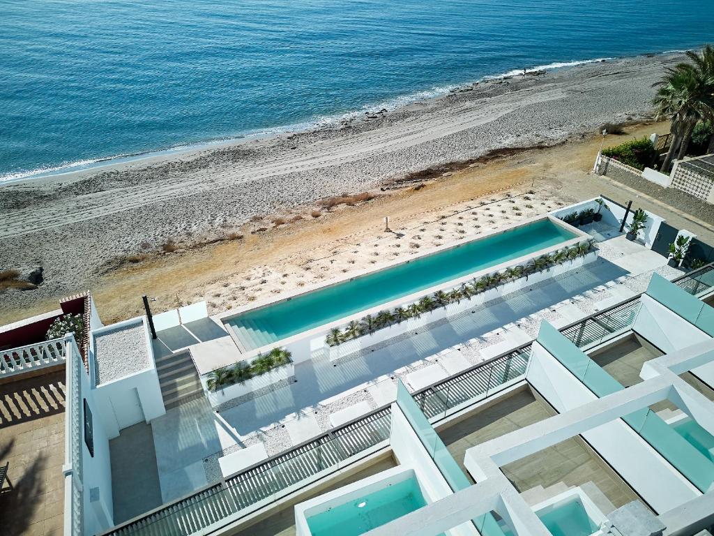 卡沃内拉斯Ancón Suites的享有海滩空中美景,设有游泳池