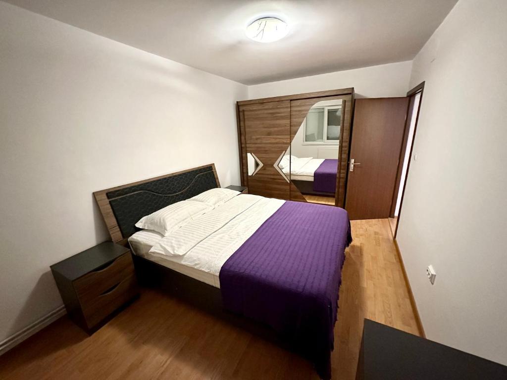 蒂米什瓦拉ADG 2 - Apartament cu 3 camere Timisoara的一间小卧室,配有一张床和镜子