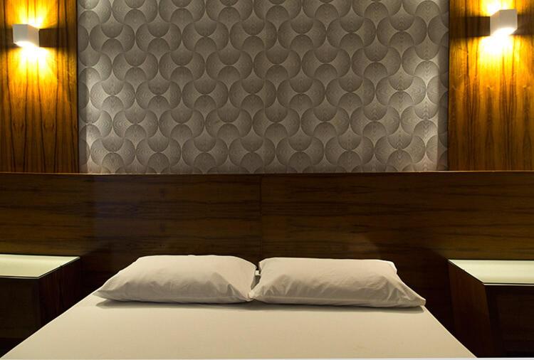 里约热内卢Palacio do Rei Hotel的卧室内的一张带两个枕头的床