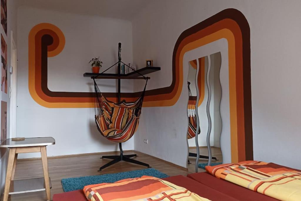 格拉茨Retrowohnung im Herzen von Graz的一间卧室配有一张床和镜子