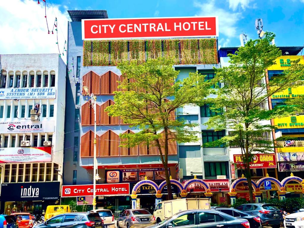 吉隆坡城市中心酒店的城市中心繁忙的城市街道上的酒店标志