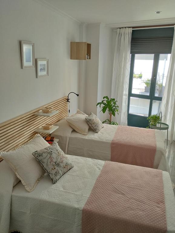 卡尔达斯·德·雷斯Campo da Torre的一间卧室设有两张床和窗户。