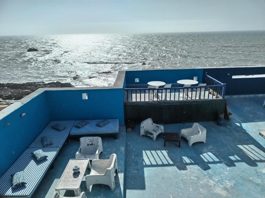 索维拉艺术家之家住宿加早餐旅馆的一个带桌椅的海景阳台