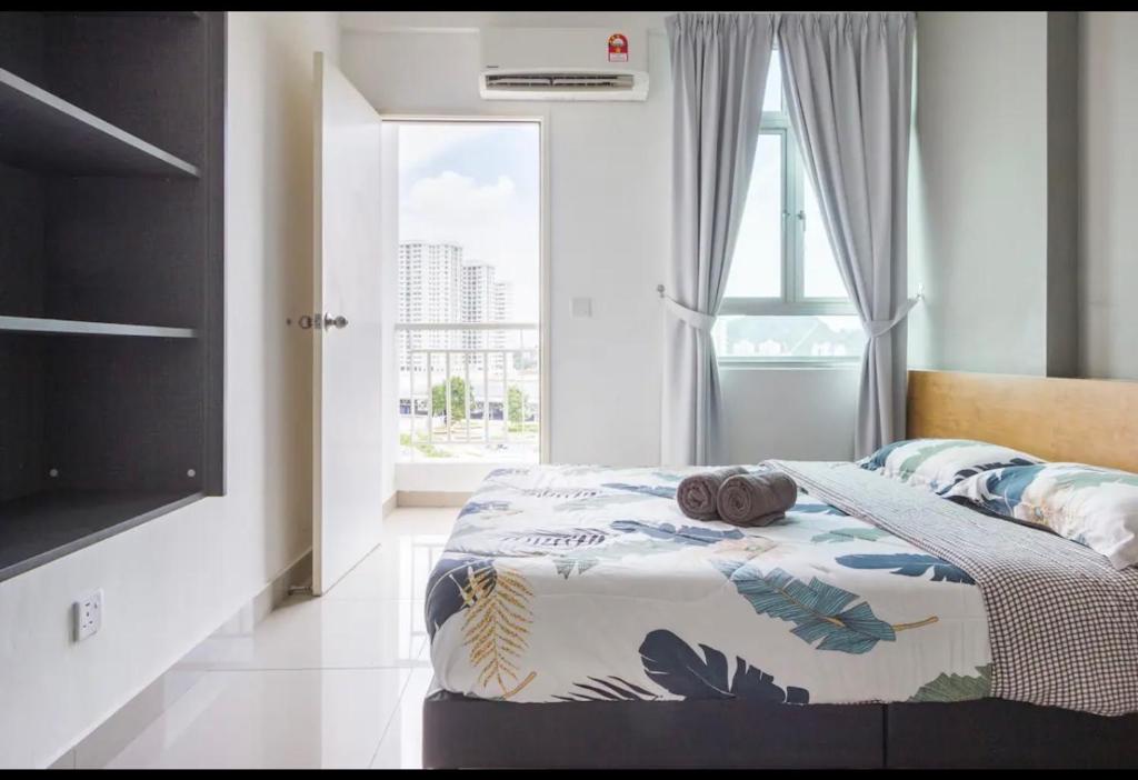 峇六拜Spice Arena Guesthouse的一间卧室设有一张床和一个大窗户