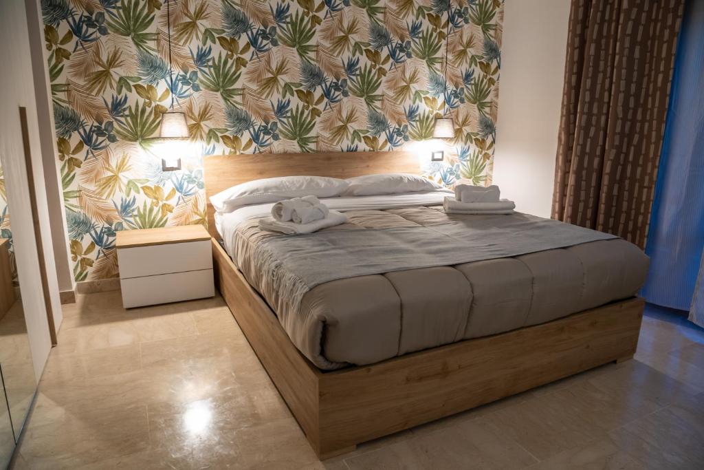 墨西拿Dolce Vita的卧室里一张带两条毛巾的床