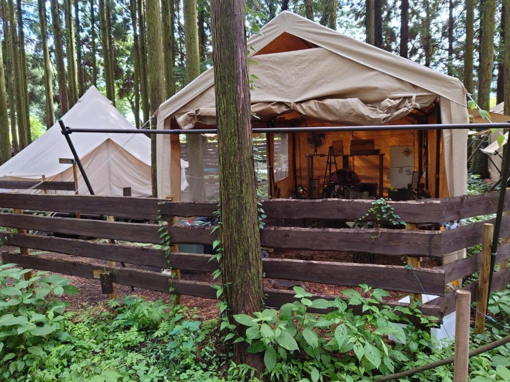 ShimodaMinamiaso STAYHAPPY - Vacation STAY 28451v的树林中的蒙古包,带两个帐篷