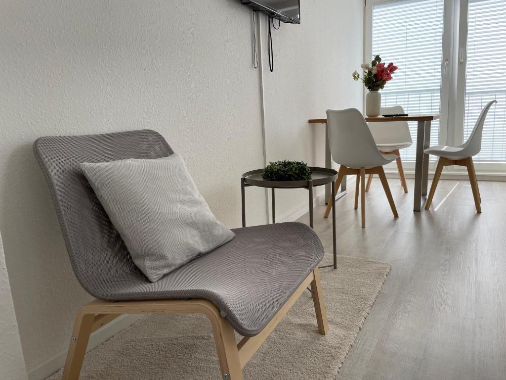 汉诺威Schlafkonzept Hannover的客厅配有椅子和桌子
