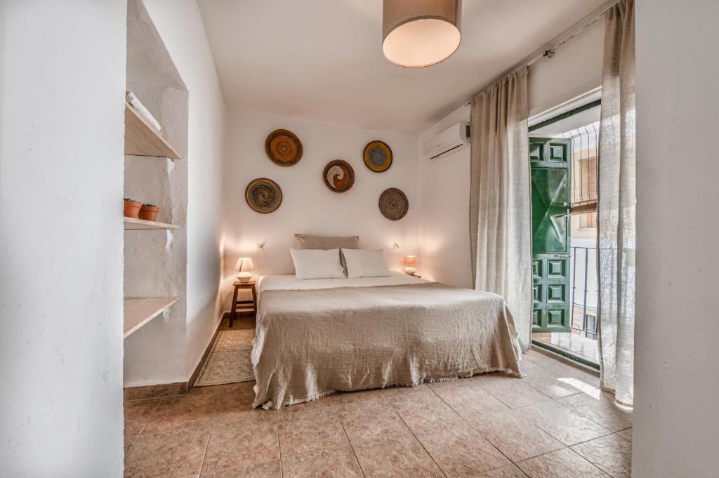Canillas de AceitunoEncanto Guesthouse的白色的卧室设有床和窗户