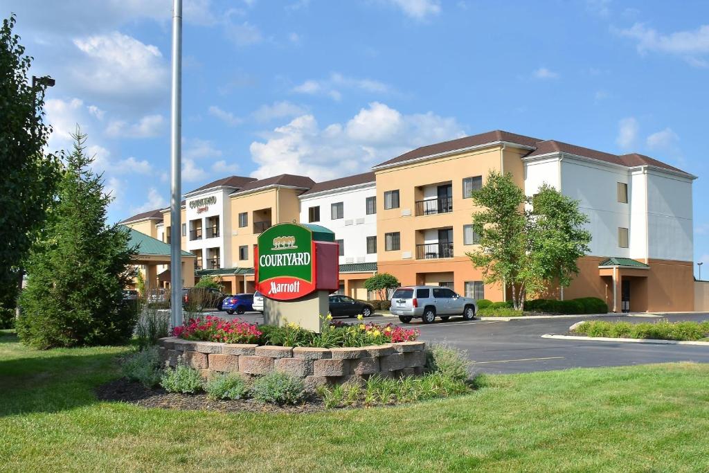 印第安纳波利斯Courtyard by Marriott Indianapolis South的大楼前的酒店标志