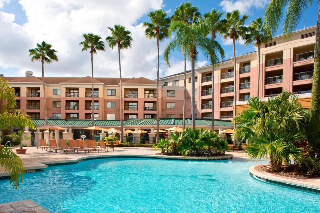 奥兰多奥兰多博伟湖万豪村庄万怡酒店的享有度假村的外部景色,设有游泳池和棕榈树