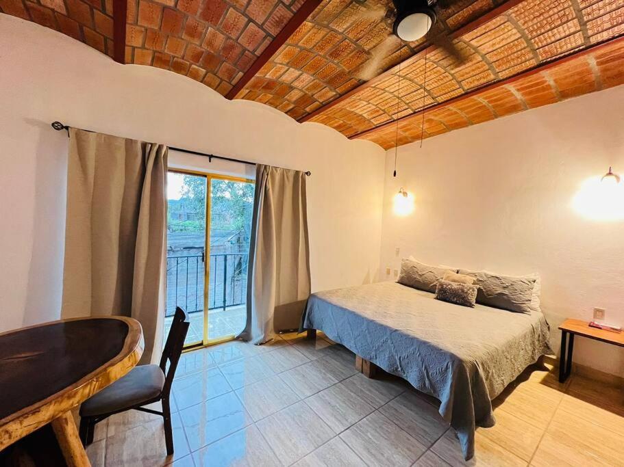 洛德马科斯Casa San Marcos的一间卧室设有一张床和一个大窗户