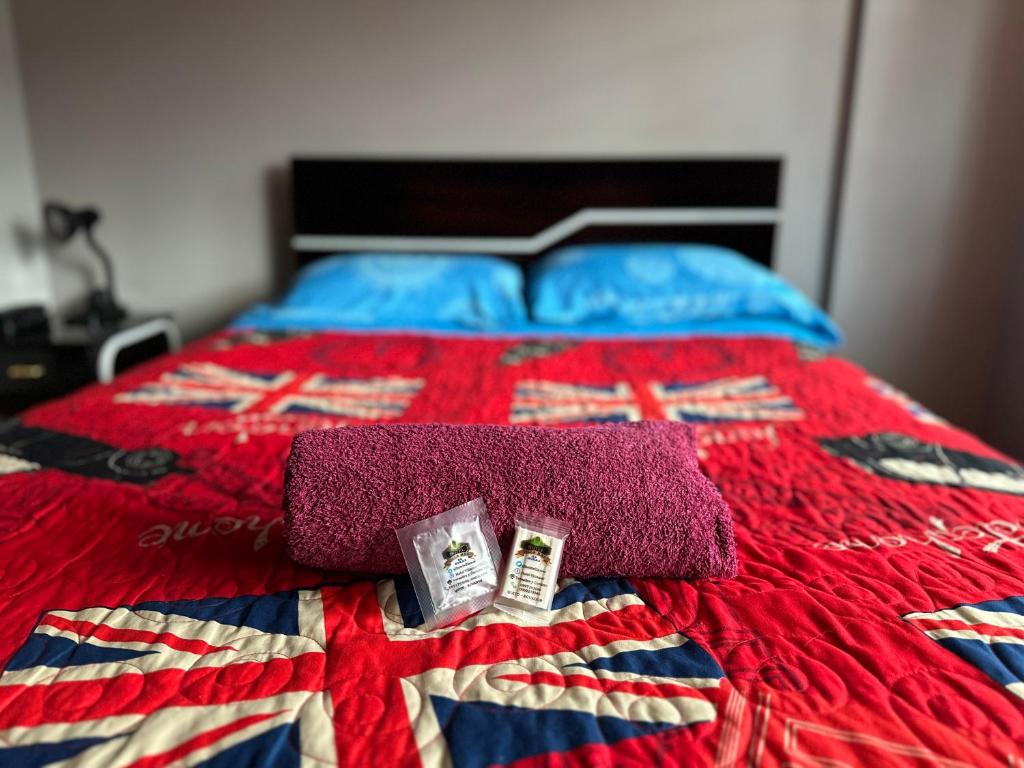 基多Hotel Villamar的床上有两条毛巾